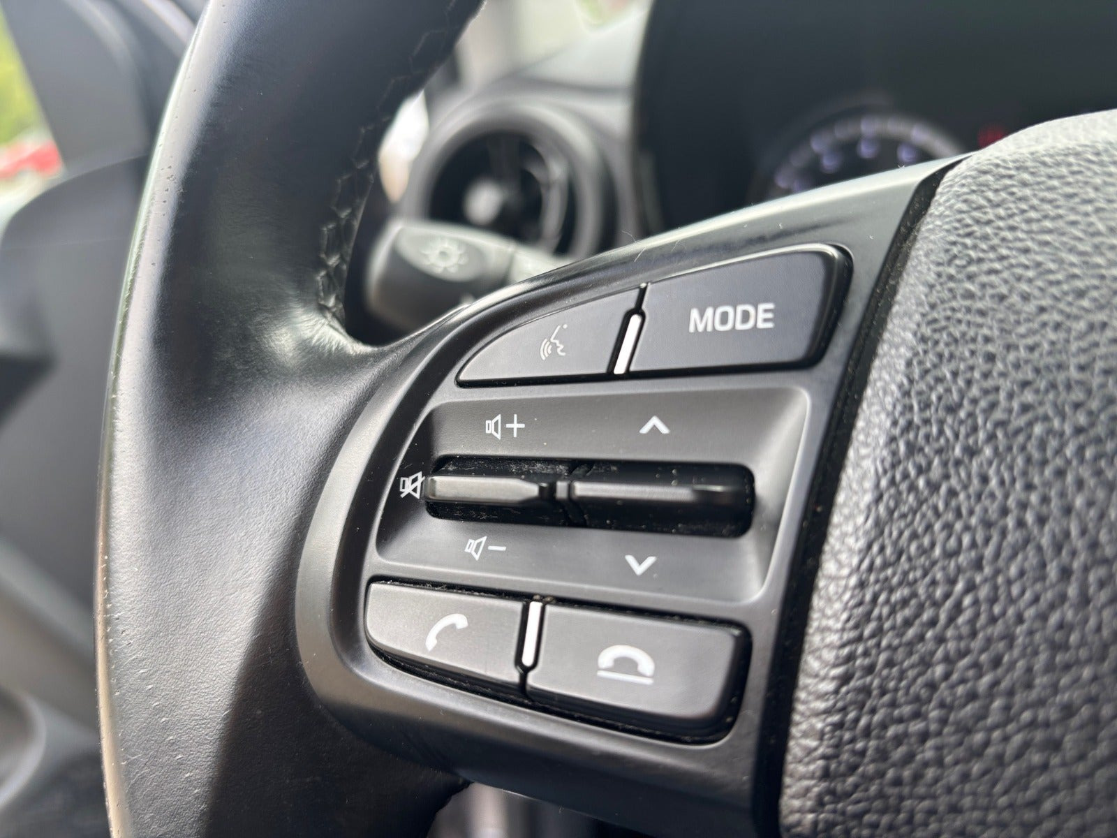 Grå Hyundai i10 fra 2020