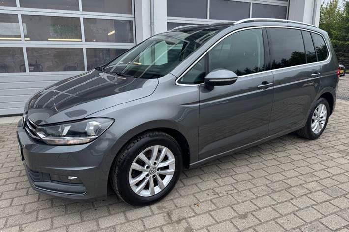 Grå VW Touran fra 2018