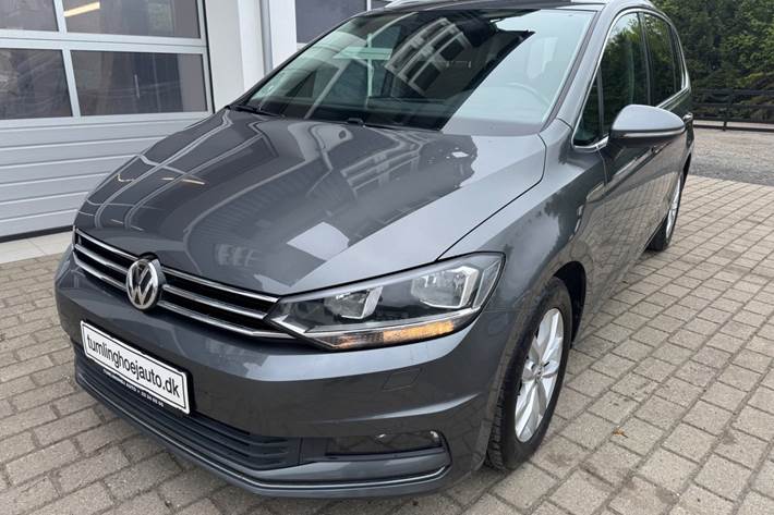 Grå VW Touran fra 2018