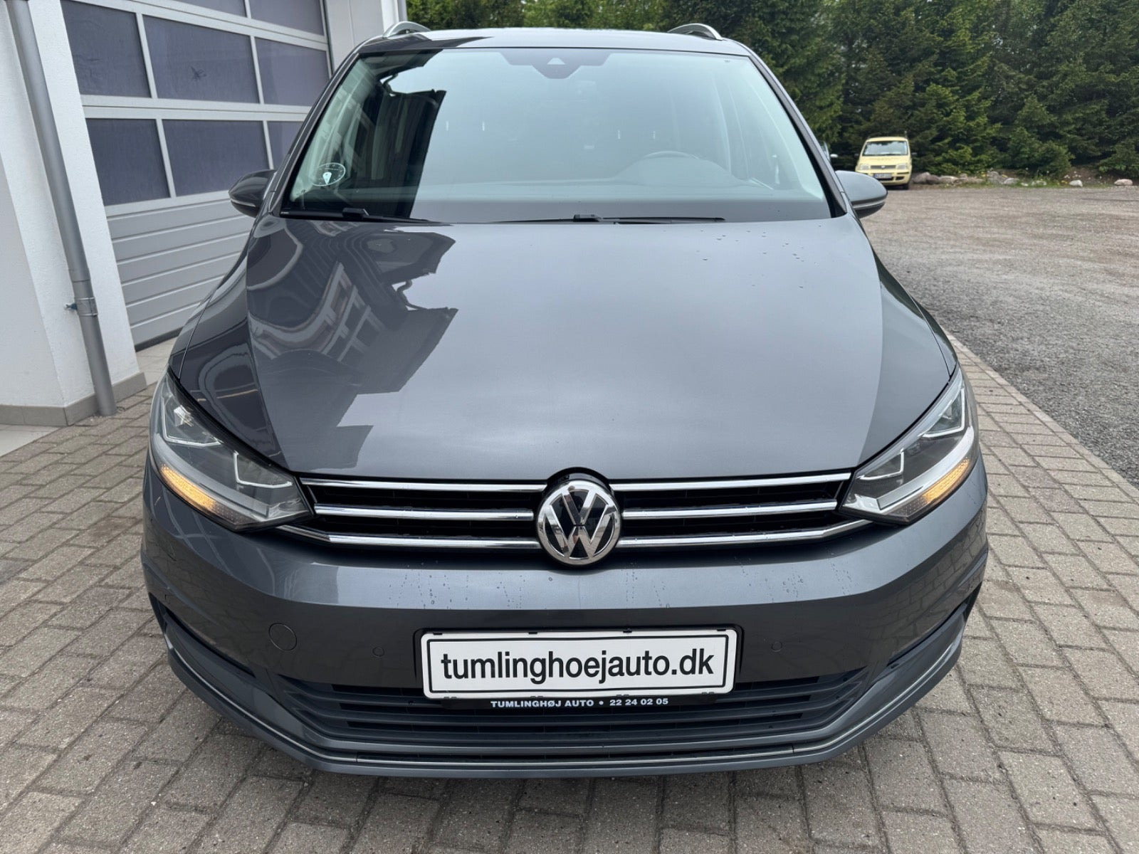 Grå VW Touran fra 2018
