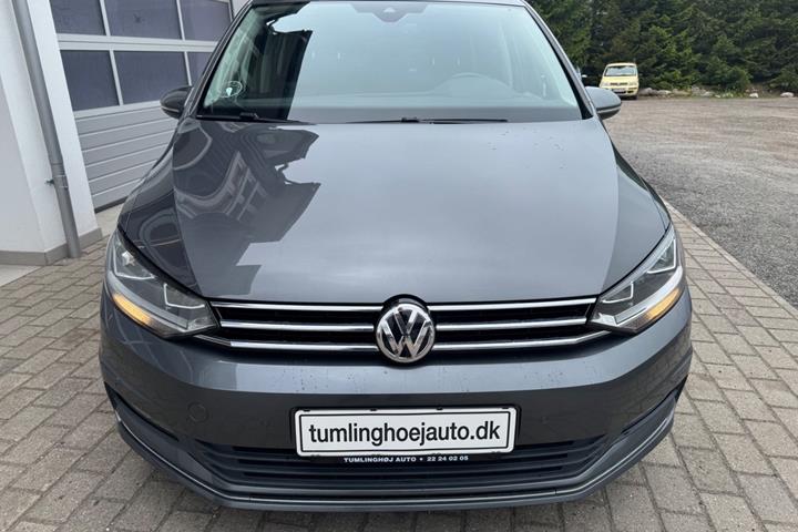 Grå VW Touran fra 2018