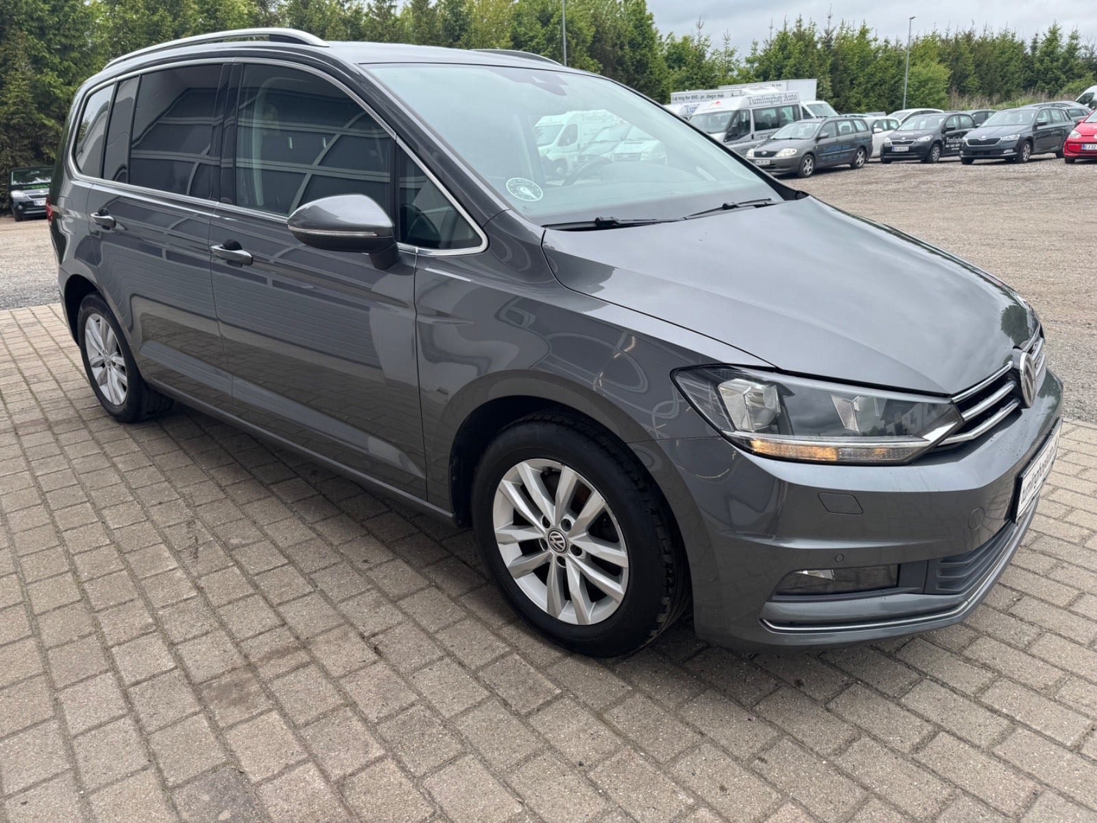 Grå VW Touran fra 2018