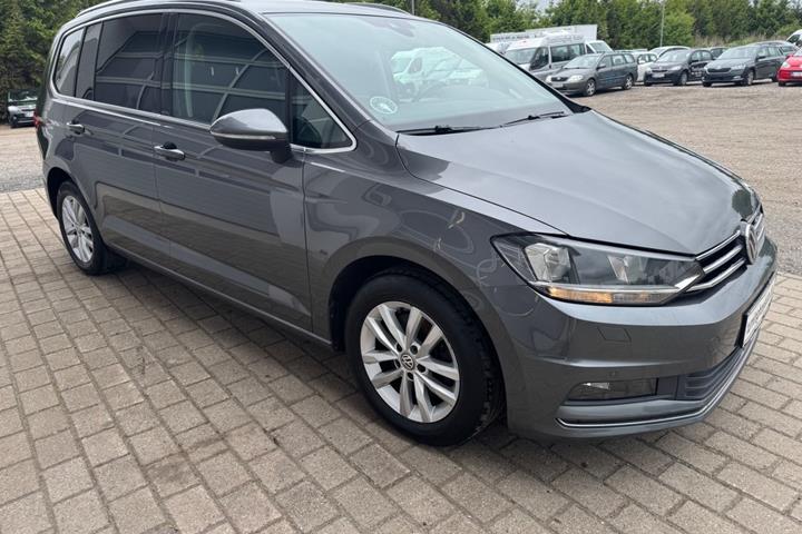 Grå VW Touran fra 2018