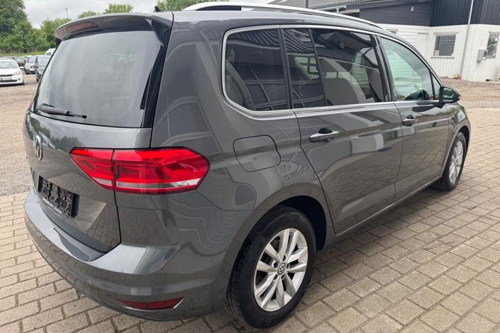 Grå VW Touran fra 2018