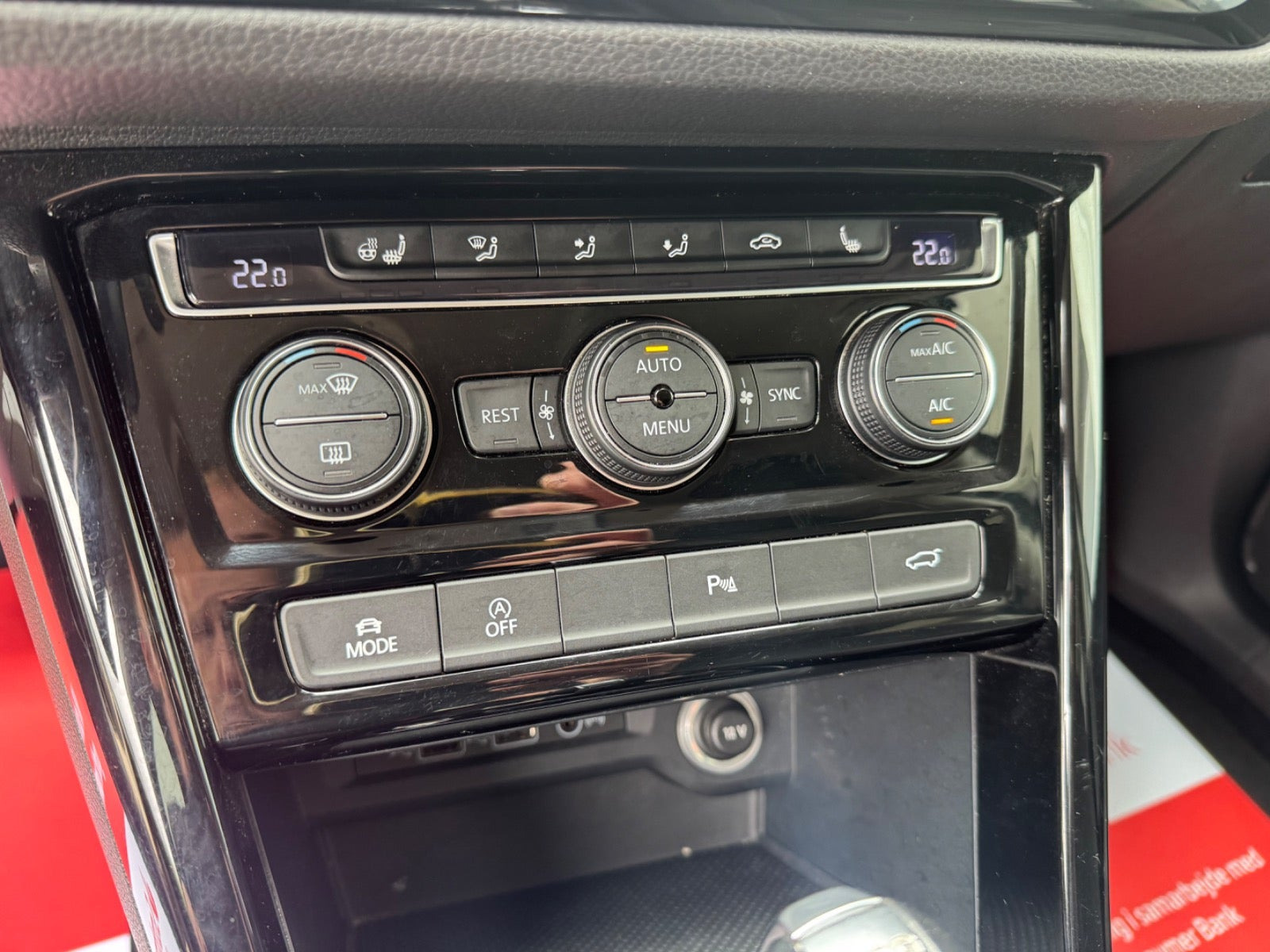 Grå VW Touran fra 2018