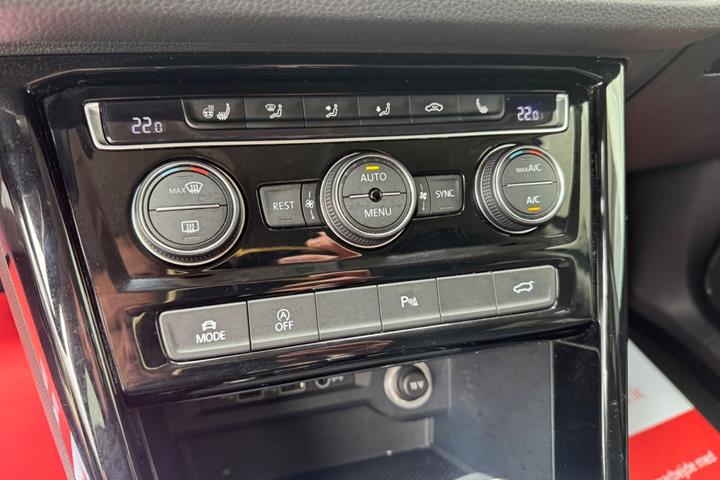 Grå VW Touran fra 2018