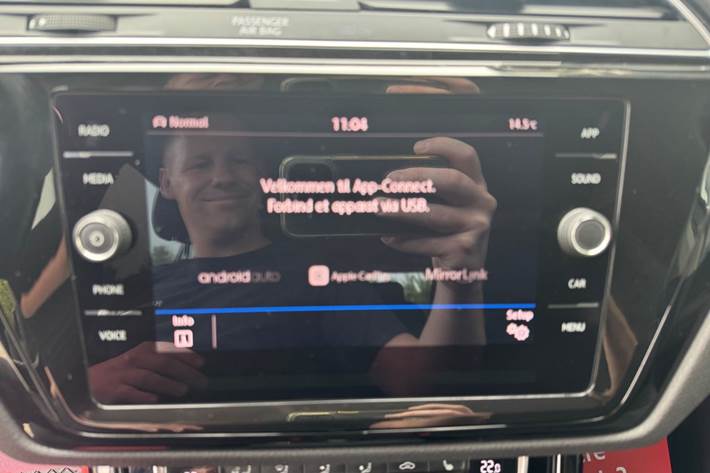 Grå VW Touran fra 2018