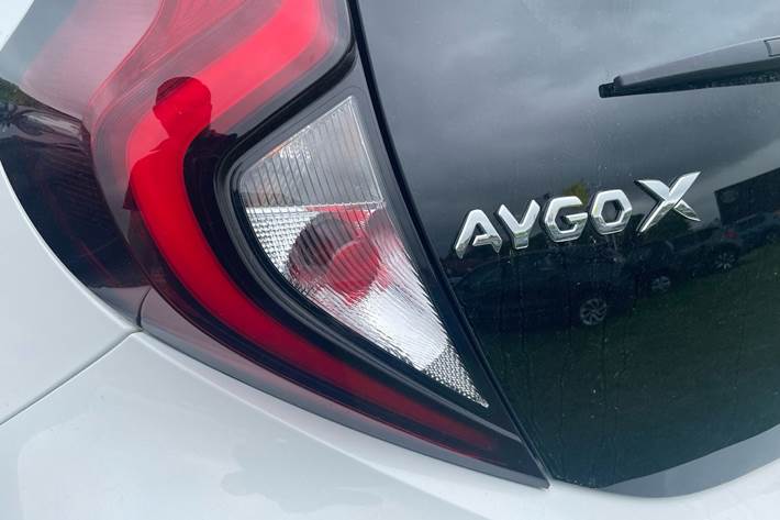Hvid Toyota Aygo X fra 2023