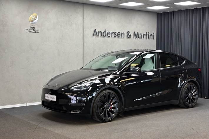Sort Tesla Model Y fra 2023