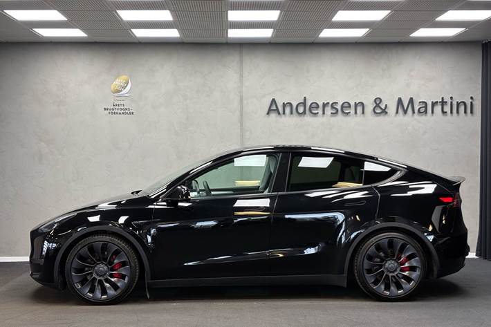 Sort Tesla Model Y fra 2023