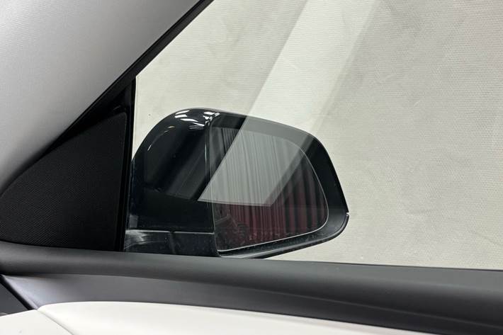 Sort Tesla Model Y fra 2023