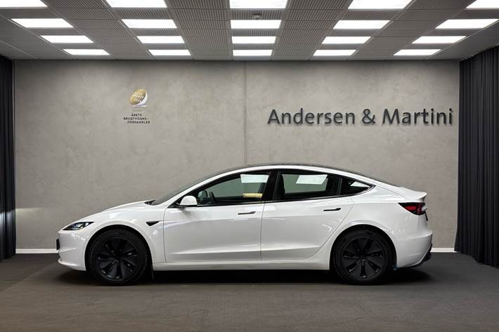 Hvid Tesla Model 3 fra 2023