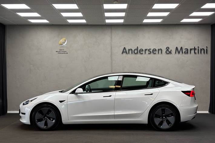 Hvid Tesla Model 3 fra 2022