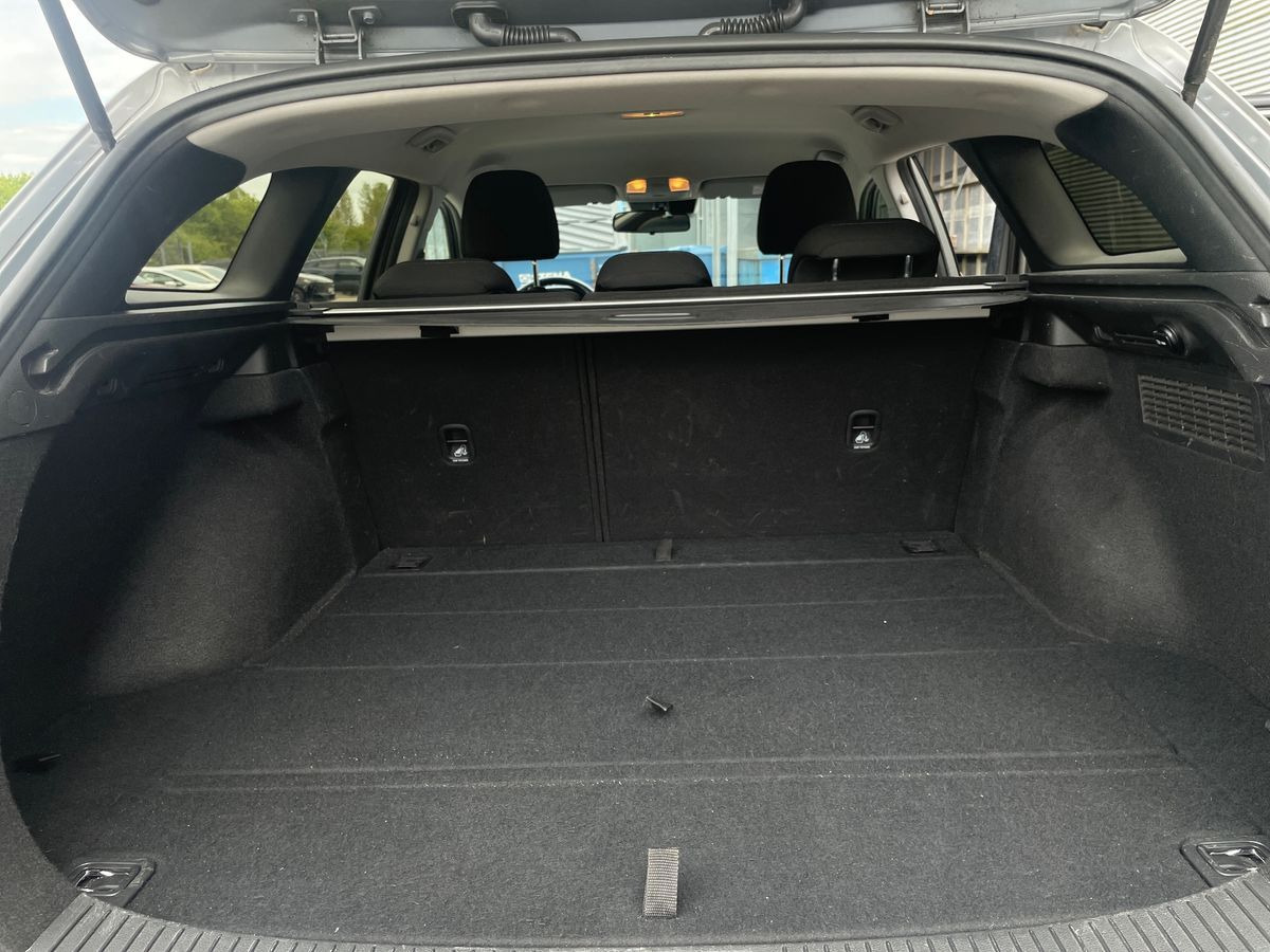 Grå Hyundai i30 fra 2019