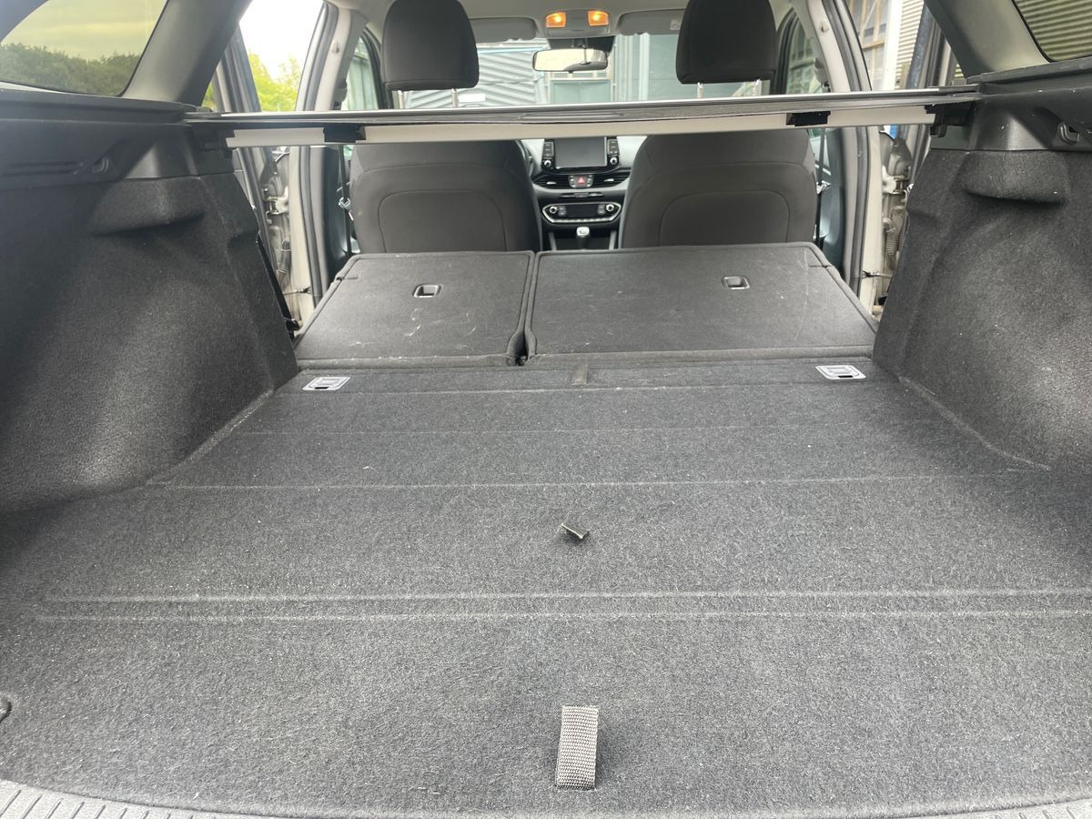 Grå Hyundai i30 fra 2019