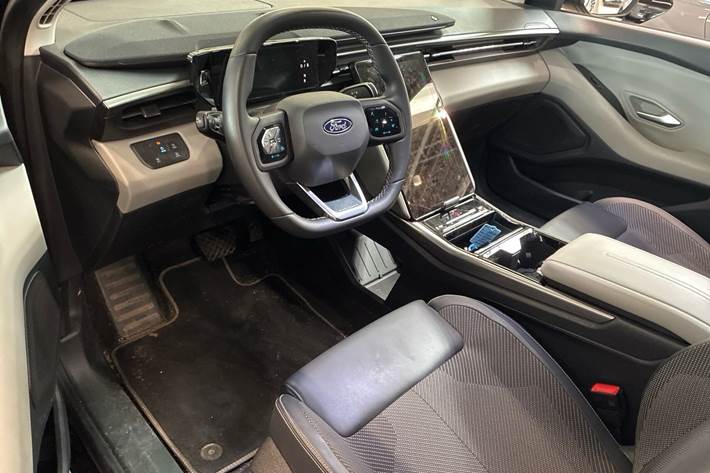 Sort Ford Explorer fra 2025