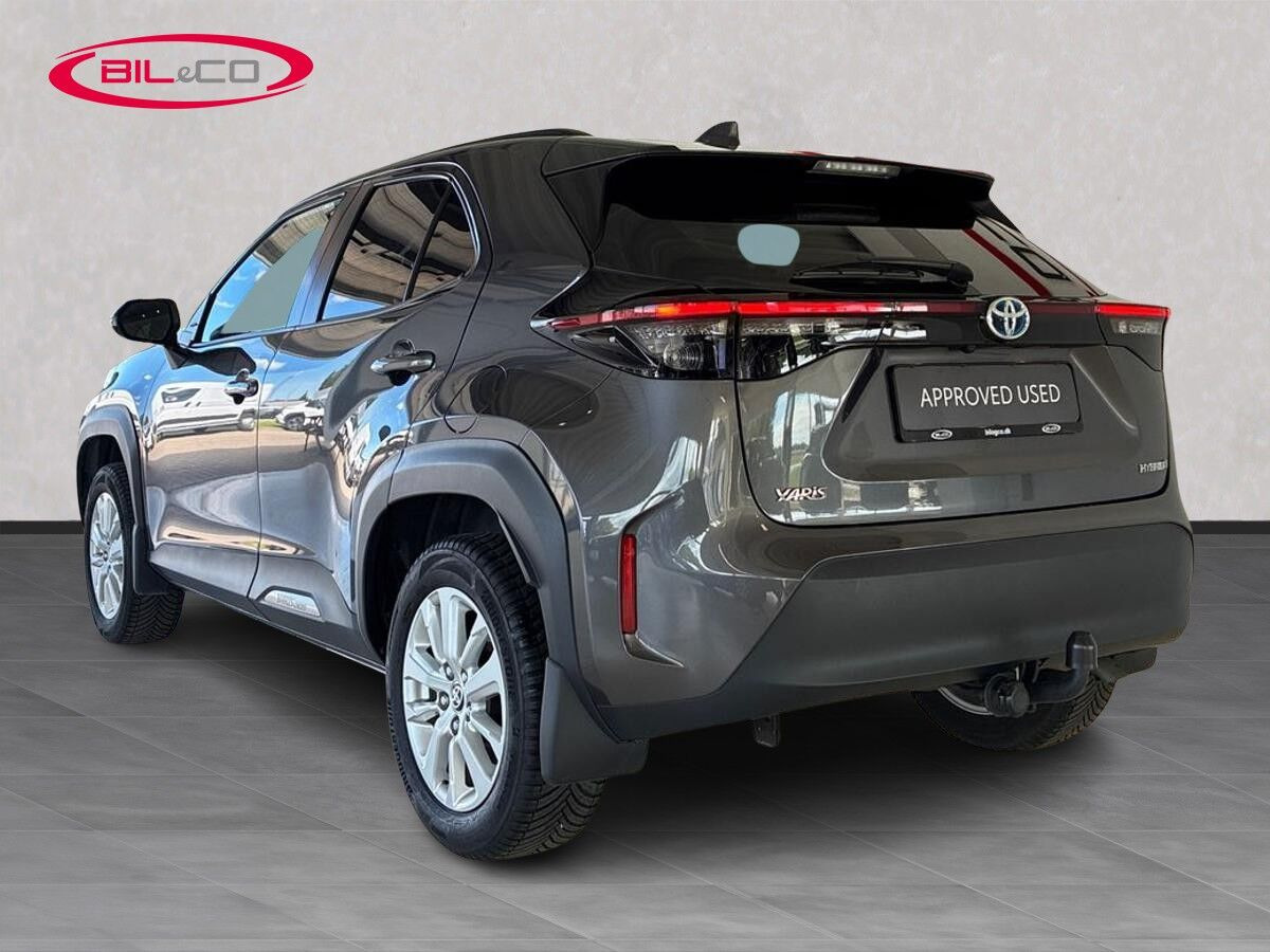 Grå Toyota Yaris Cross fra 2023