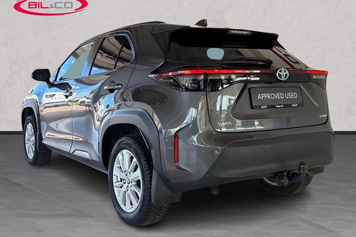 Grå Toyota Yaris Cross fra 2023