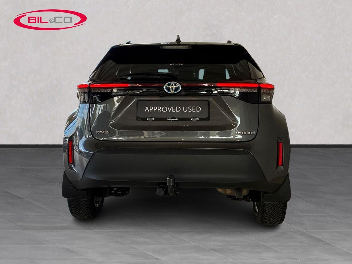 Grå Toyota Yaris Cross fra 2023
