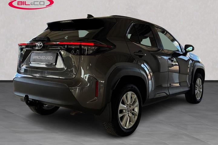 Grå Toyota Yaris Cross fra 2023