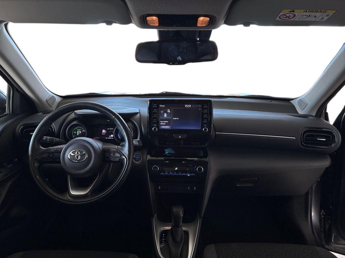 Grå Toyota Yaris Cross fra 2023