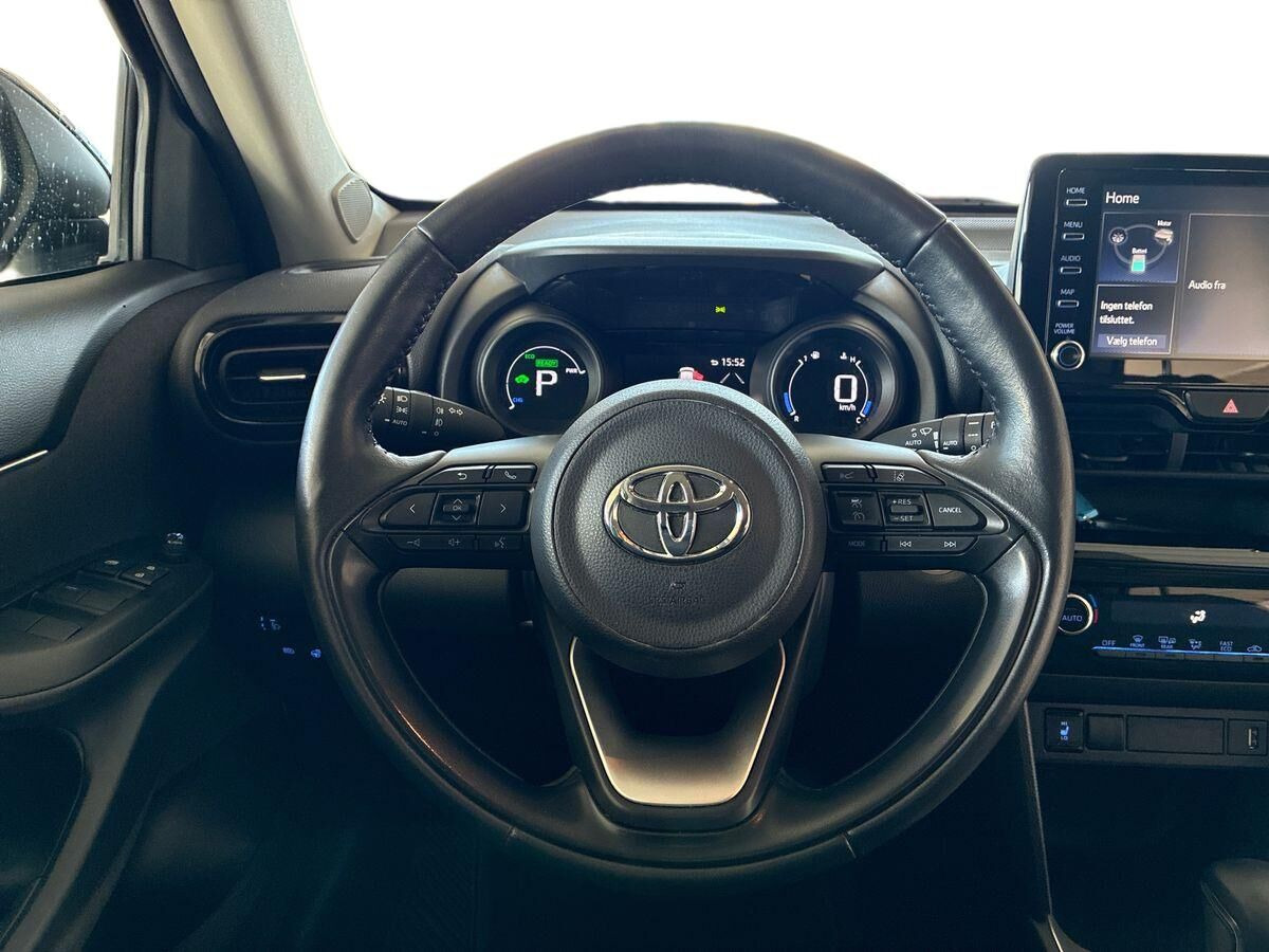 Grå Toyota Yaris Cross fra 2023