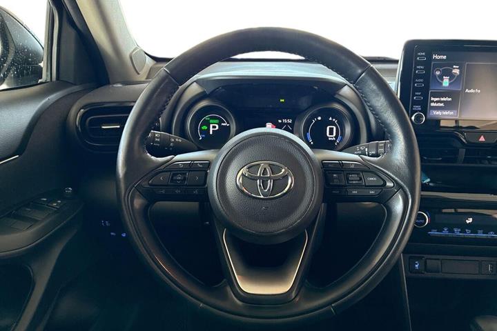 Grå Toyota Yaris Cross fra 2023
