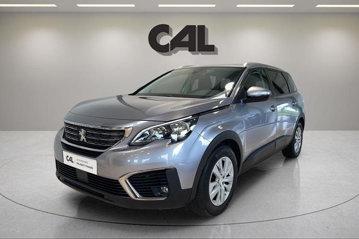 Grå Peugeot 5008 fra 2019 set udefra