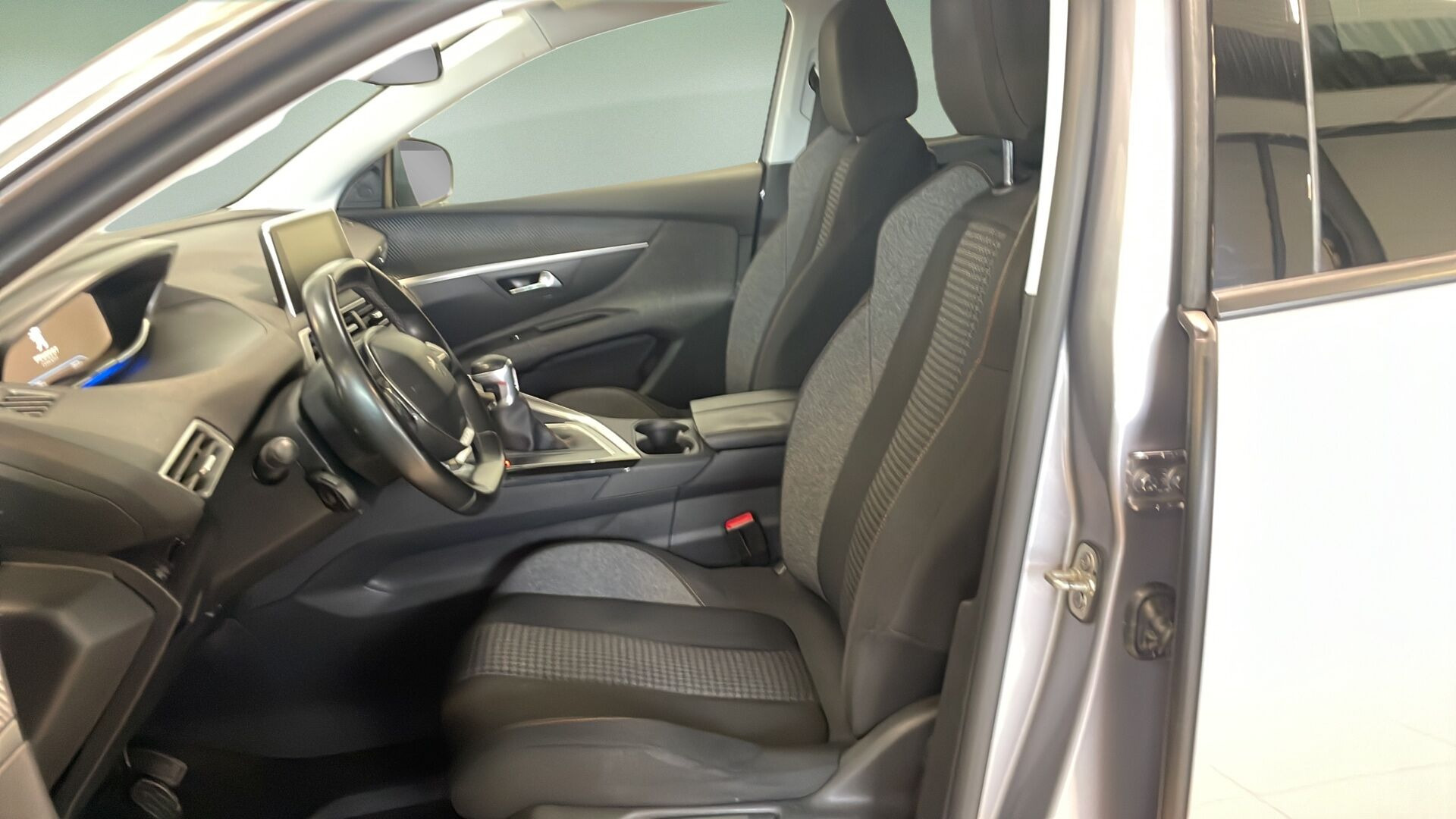Grå Peugeot 5008 fra 2019