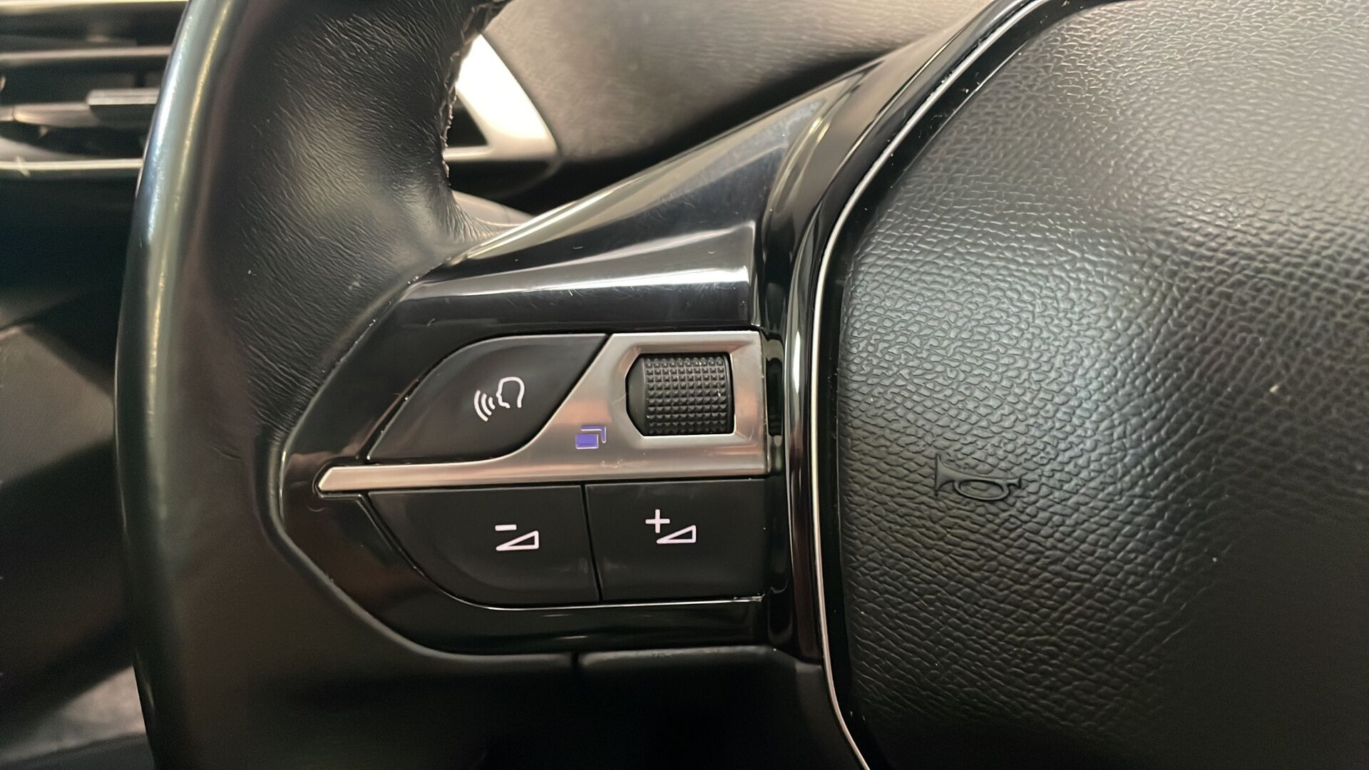 Grå Peugeot 5008 fra 2019
