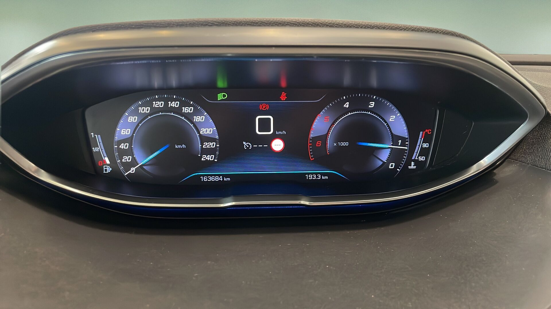 Grå Peugeot 5008 fra 2019