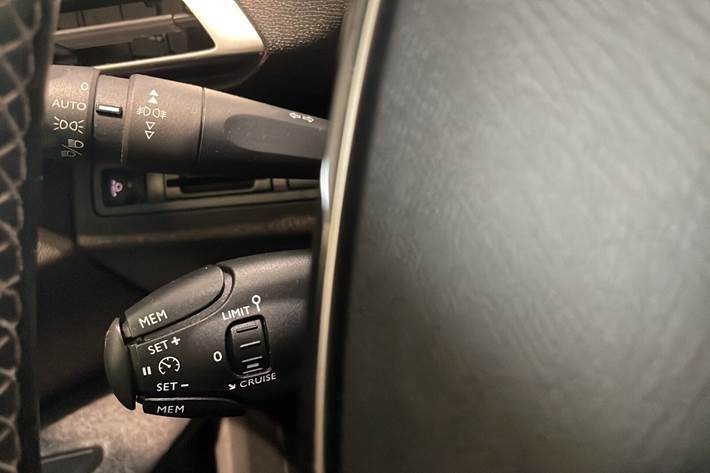 Grå Peugeot 5008 fra 2019