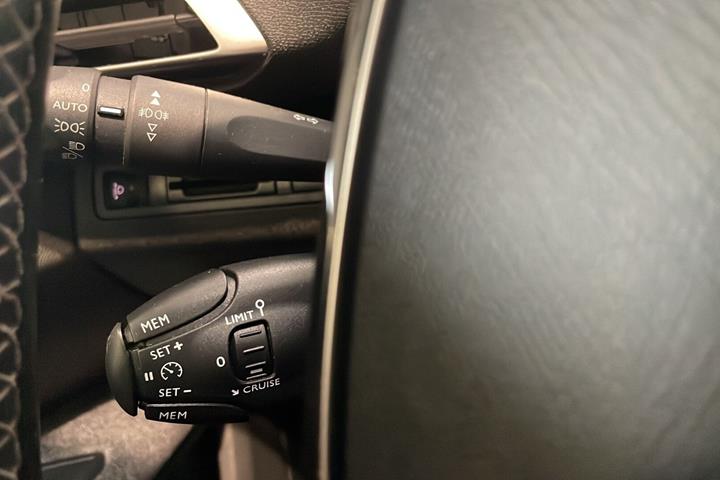 Grå Peugeot 5008 fra 2019