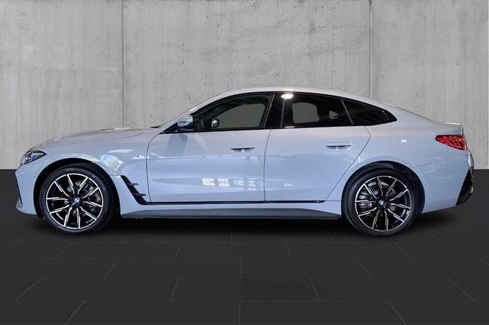 Grå BMW i4 fra 2026