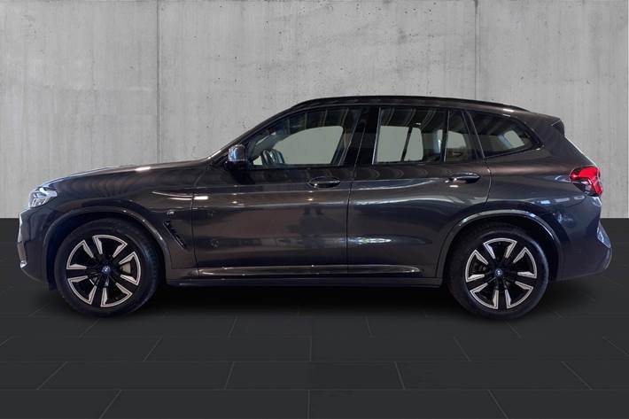Grå BMW iX3 fra 2024