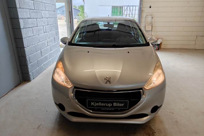 Gul Peugeot 208 fra 2013