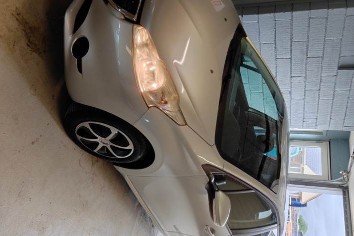 Gul Peugeot 208 fra 2013