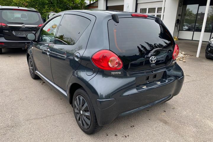Grå Toyota Aygo fra 2008