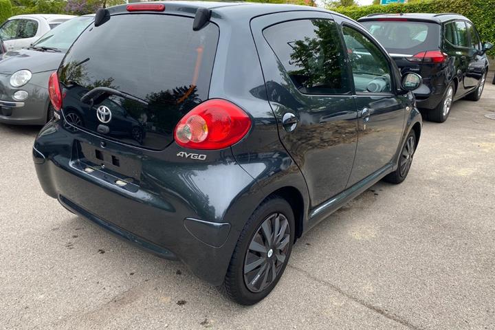 Grå Toyota Aygo fra 2008