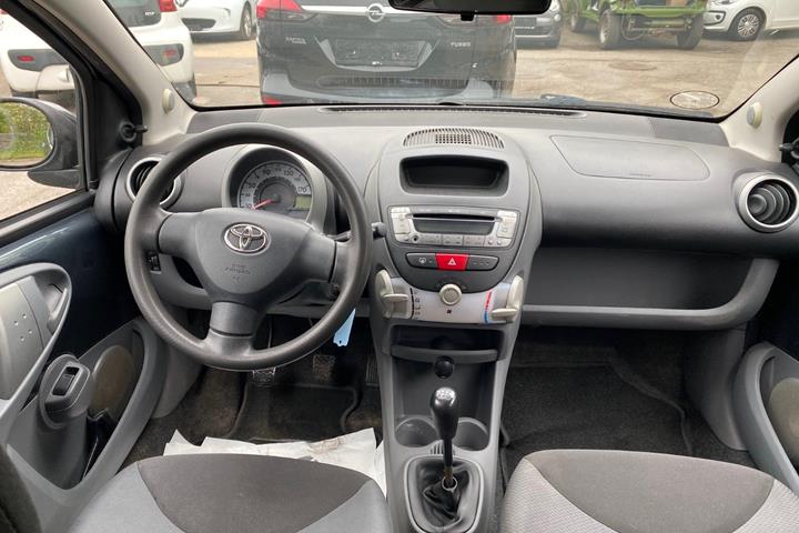 Grå Toyota Aygo fra 2008