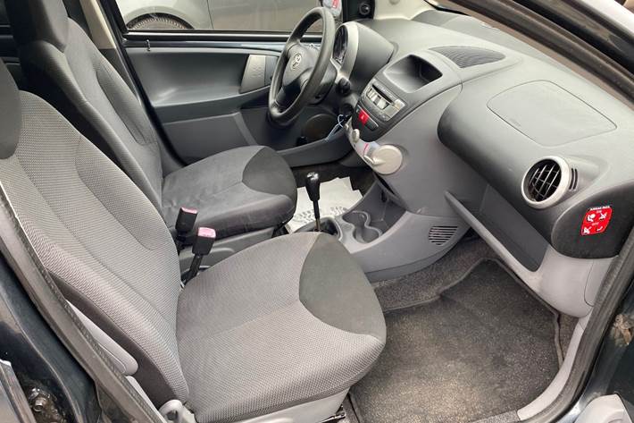 Grå Toyota Aygo fra 2008