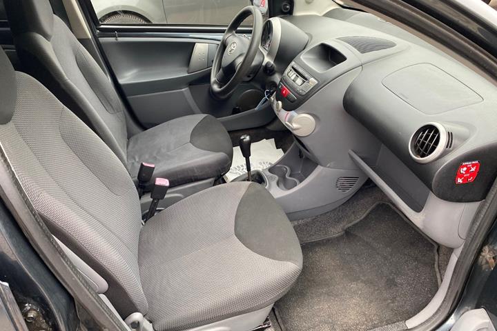 Grå Toyota Aygo fra 2008