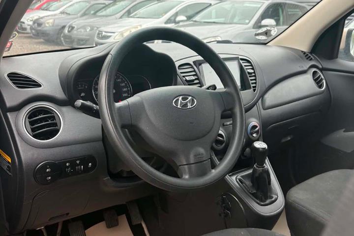 Orange Hyundai i10 fra 2011