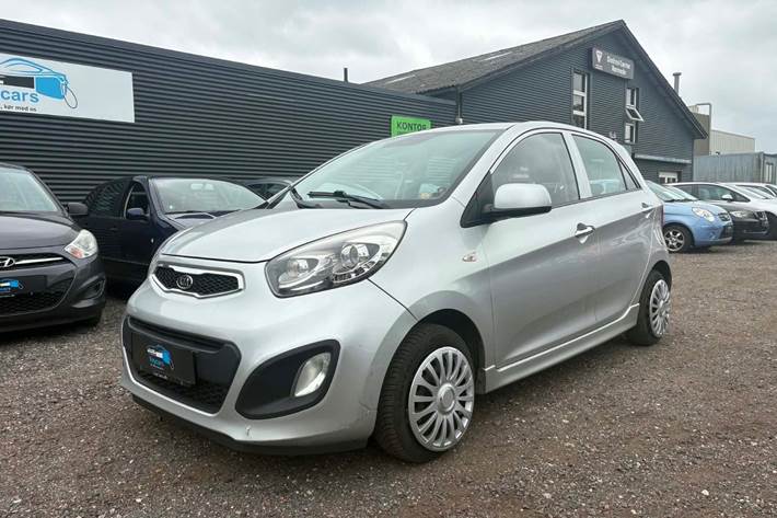 Grå Kia Picanto fra 2011 set udefra