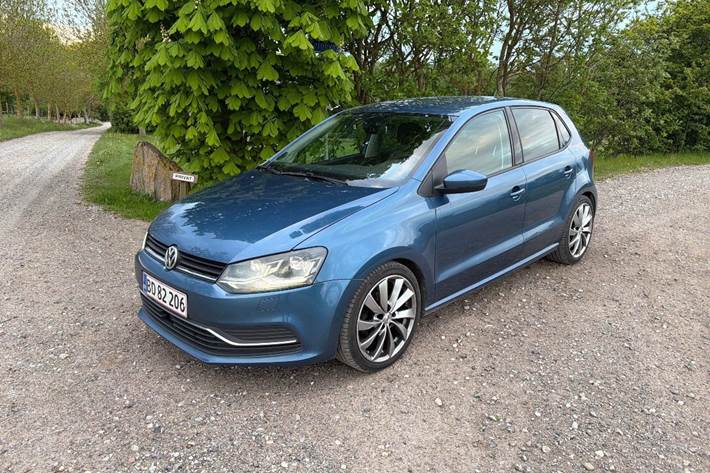 Blå VW Polo fra 2016 set udefra