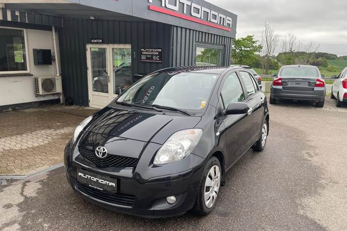 Sort Toyota Yaris fra 2010