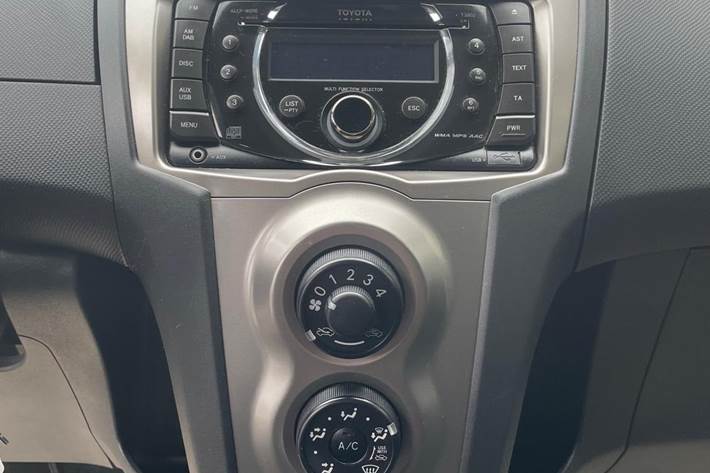 Sort Toyota Yaris fra 2010