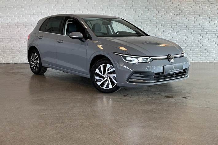 Grå VW Golf VIII fra 2022