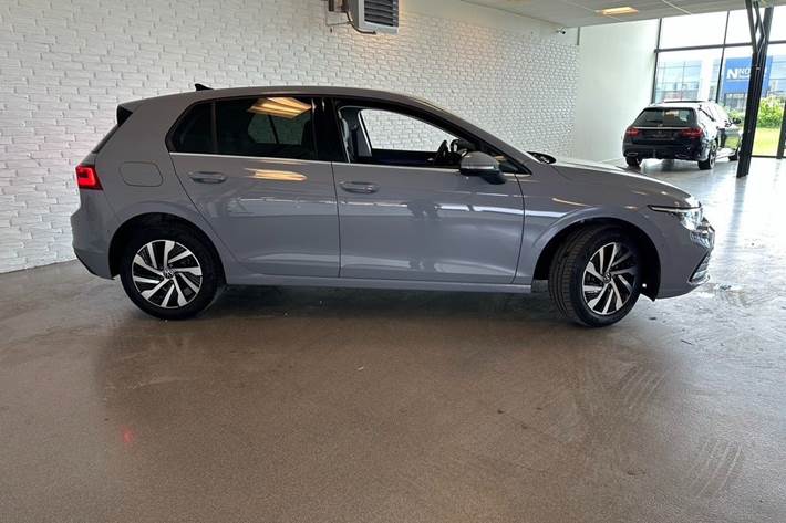 Grå VW Golf VIII fra 2022