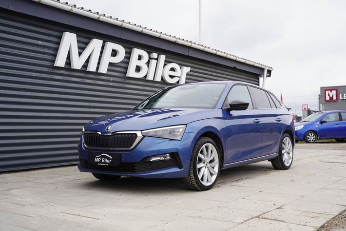 Blå Skoda Scala fra 2021 set udefra